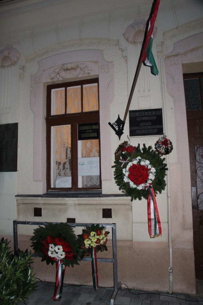 Az emlékezés és tisztelet koszorúi Gulyás Lajos emléktáblájánál a református imaház falán.