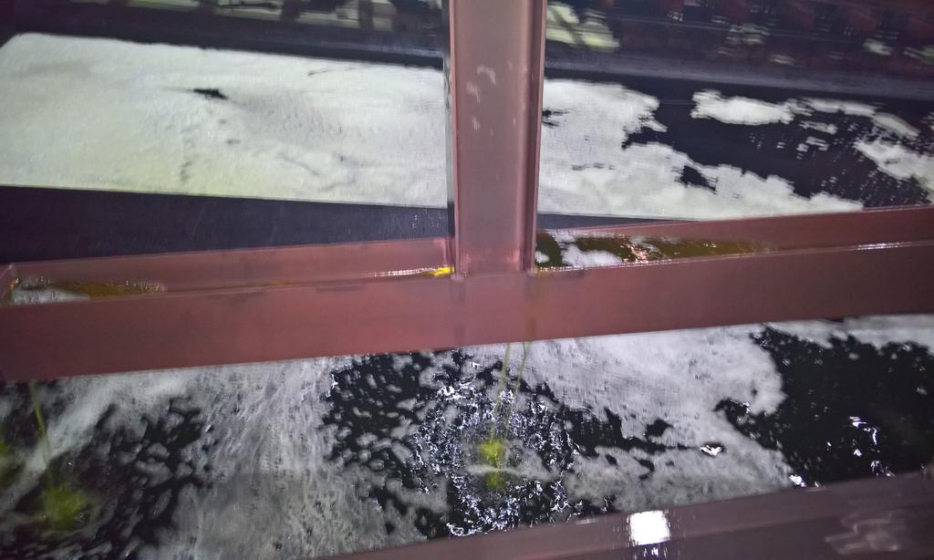 C, U szelvényes rácsos tartók, keretes szerkezetek esetében, célszerű a keretszerkezetek elemeit kifelé fordítani, esetleg a gerinc lemezt a termék síkjába elhelyezni,