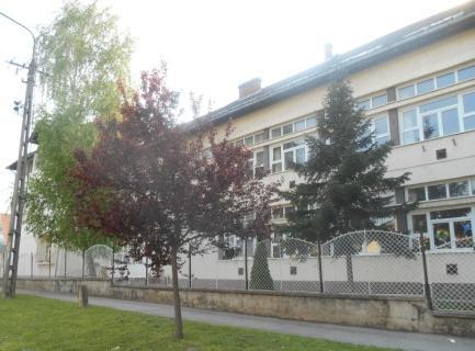 Az óvodai nevelés szintjének feladatait Kéthelyen jelenleg 1 óvoda látja el, amelyeket a község önkormányzata tart fenn. Az önkormányzati fenntartású óvoda 2015-ben ~40%-os volt.