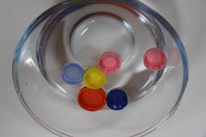 3.nap A mai játékhoz kupakokra lesz szükség, valamint 15-15 db gombra, két különböző színben. Tölts meg egy tálat vízzel! Tedd rá a kupakokat felfordítva!