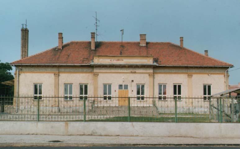 A Borsodi Iskola 1989-ben (Fotó: Hadobás Pál) és napjainkban.