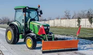 A hótolók traktorülésből lehetséges hidraulikus emelése-süllyesztése és a hidraulikus