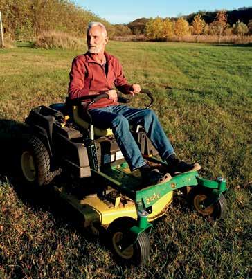 A Z300 és Z500 sorozatú JOHN DEERE helyben forduló benzinüzemű fűnyíró gépek a nagyon jó fordulékonyságukkal és a 14,5 km/h legnagyobb sebességükkel nagyon gyorsan és gyönyörűen nyírnak!