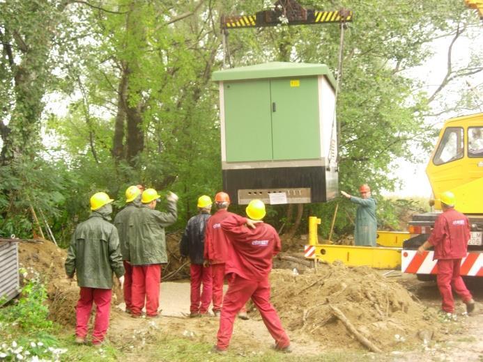Kompakt állomás telepítése, alapozása Alapozás, földmunka: Alapozás.. A környezet mértékadó terepszintjéhez viszonyítva 1,0 m mélységig géppel, ki kell termelni a földet.