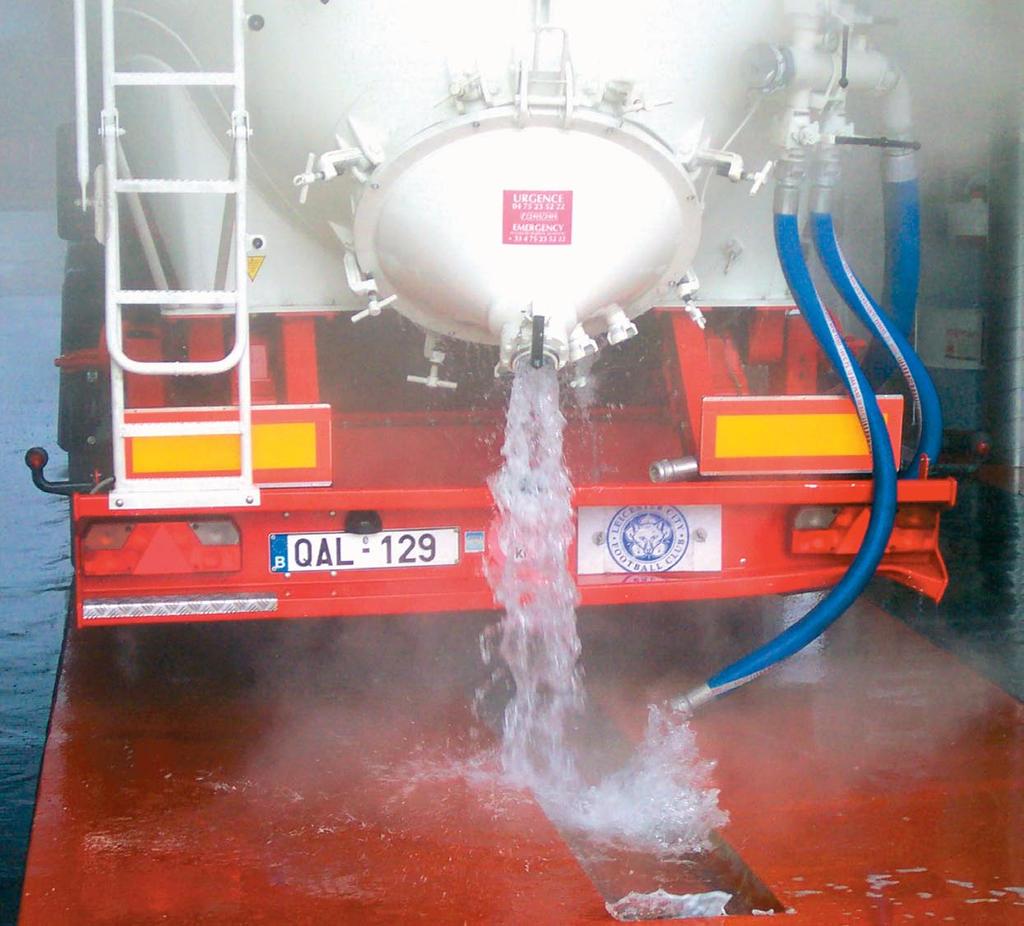 Az UCRETE ipari padlók bõséges választékot kínálnak különféle felületi struktúrájú burkolatokban négy különféle rétegvastagságban kezdve a 4 mm vastagságú, maximum 60 C-ig igénybe vehetõ rendszertõl
