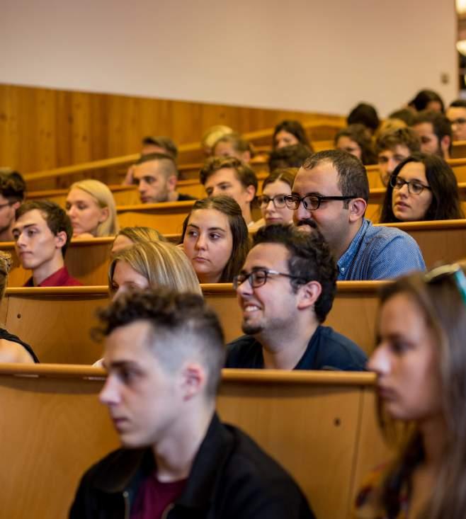8 9 A KAR BEMUTATÁSA Pázmány Péter Katolikus Egyetem - KIEMELT EGYETEM Információs Technológiai és Bionikai Kar Az ITK modern, letisztult stílusú épülete Budapesten a Corvin sétány tőszomszédságában