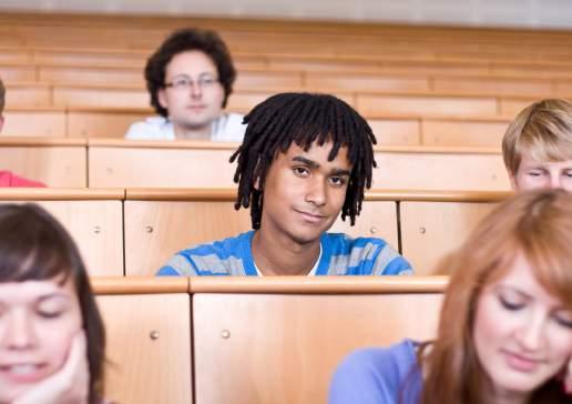 10 11 ALAPKÉPZÉSEINK Szak Középszinten Érettségi követelmény Emelt szinten AJÁNLOTT Képzési rendszerünk első állomása az alapképzés, vagyis a BSc (Bachelor of Science) fokozat megszerzése.