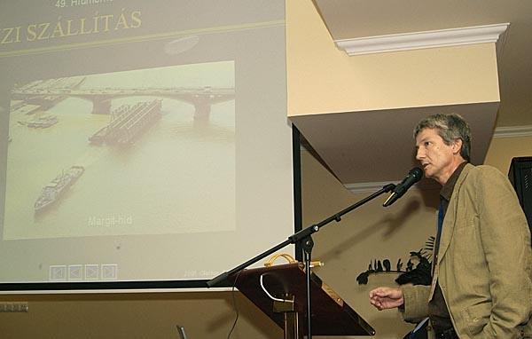 Sinkó Péter (Hídépítő Zrt.) a kivitelezés részleteiről szólt, érdekesen, sok képpel illusztrálva az elmondottakat. Kovács Rezső (Hídépítő Speciál Kft.