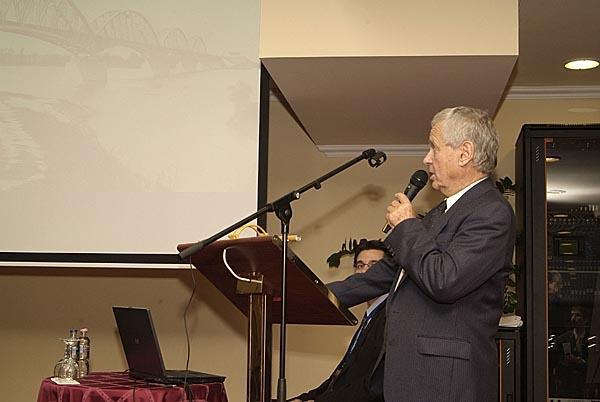 dr. Domanovszky Sándor Az első nap délutánján (16:30-tól) két szekcióban folytatódott a Konferencia. Jelen sorok írója a 2.