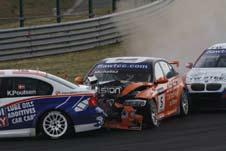 Michelisz 1 kör hátránnyal tudott csak a mezőny után menni slick gumikkal. A második rajtot követően Tarquini állt az élen, mögötte Coronel és Menu autózott.