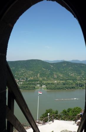 OSSERVATORIO LETTERARIO *** Ferrara e l'altrove *** Copertina anteriore: Veduta col Danubio dal Castello di Visegrád (H); Foto di Melinda B. Tamás-Tarr, 18 luglio 2011.