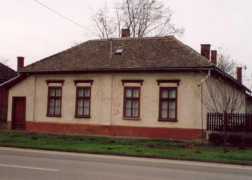 Sorszám: 22. A védendő objektum megnevezése: Lakóépület utcai homlokzata Vizsgálat ideje: 2002. augusztus hó Címe: Felszabadulás u. 208. Helyrajzi szám: 94.