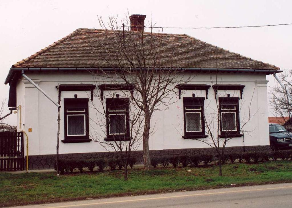 A módosabbak által épített lakóépületek homlokzati díszítőelemei és a nyílászárók változatlan formában maradtak meg.