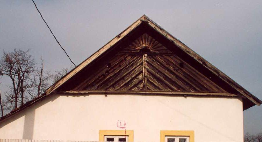 Sorszám: 25. A védendő objektum megnevezése: Napsugaras oromfal Vizsgálat ideje: 2002. augusztus hó Címe: Petőfi S. u. 14. Helyrajzi szám: 1041.