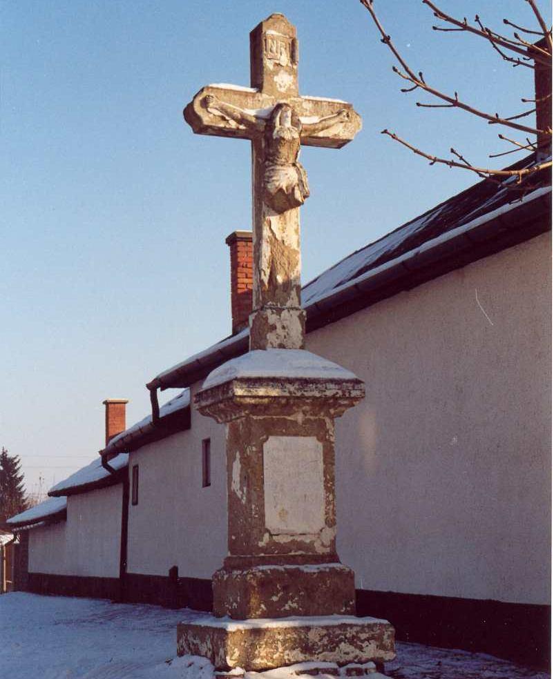 Sorszám: 27. A védendő objektum megnevezése: Kudelka kereszt Vizsgálat ideje: 2002. augusztus hó Címe: Dózsa Gy. u. 60. szám alatti épület melletti közterület (Vörösmarty u.) Helyrajzi szám: 970.