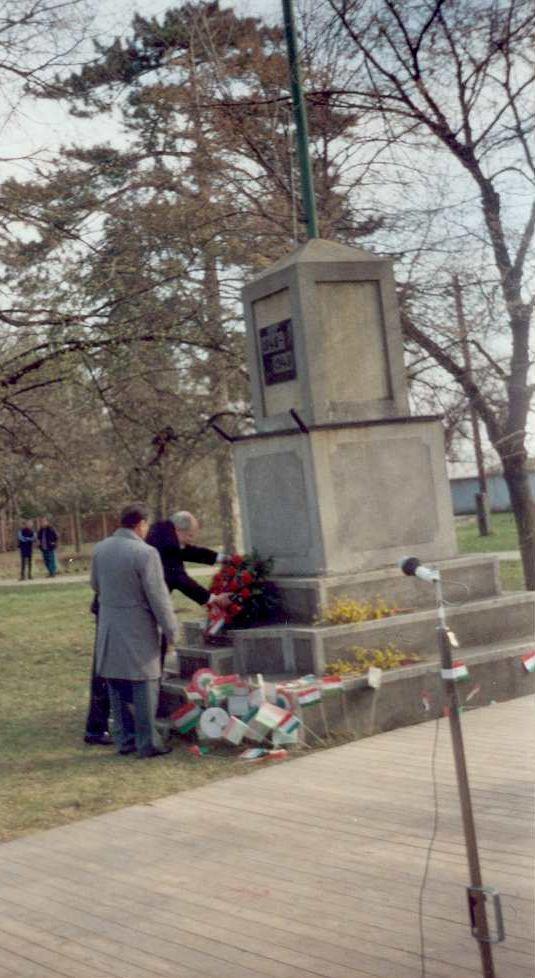 Sorszám: 31. A védendő objektum megnevezése: 1848-49-es emlékmű Vizsgálat ideje: 2002. augusztus hó Címe: Szent Imre tér Helyrajzi szám: 178.