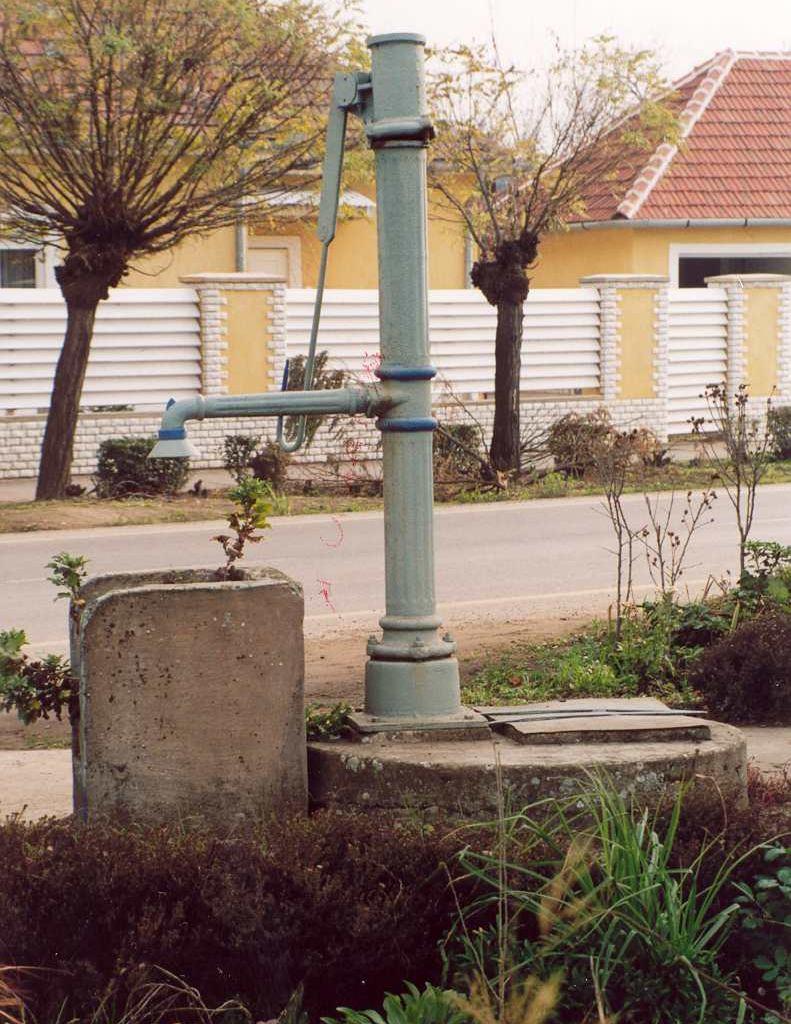 Sorszám: 32. A védendő objektum megnevezése: Vaskút Vizsgálat ideje: 2002. augusztus hó Címe: Felszabadulás út és Hunyadi út sarok, közterület (Felszabadulás út) Helyrajzi szám: 1544.