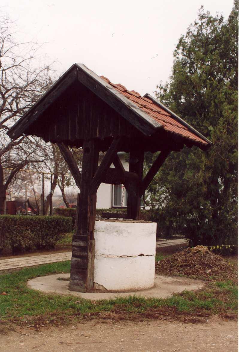 Sorszám: 34. A védendő objektum megnevezése: Kerekes-kút Vizsgálat ideje: 2002. augusztus hó Címe: Felszabadulás u. 171. Helyrajzi szám: 173.