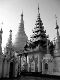 Rangoontól, Bagantól, Mandalay-től a gyönyörű Inle-tavon át a Bengál-öböl partjáig vezeti el az olvasót, sok ismeretanyaggal és hasznos információval. kb.