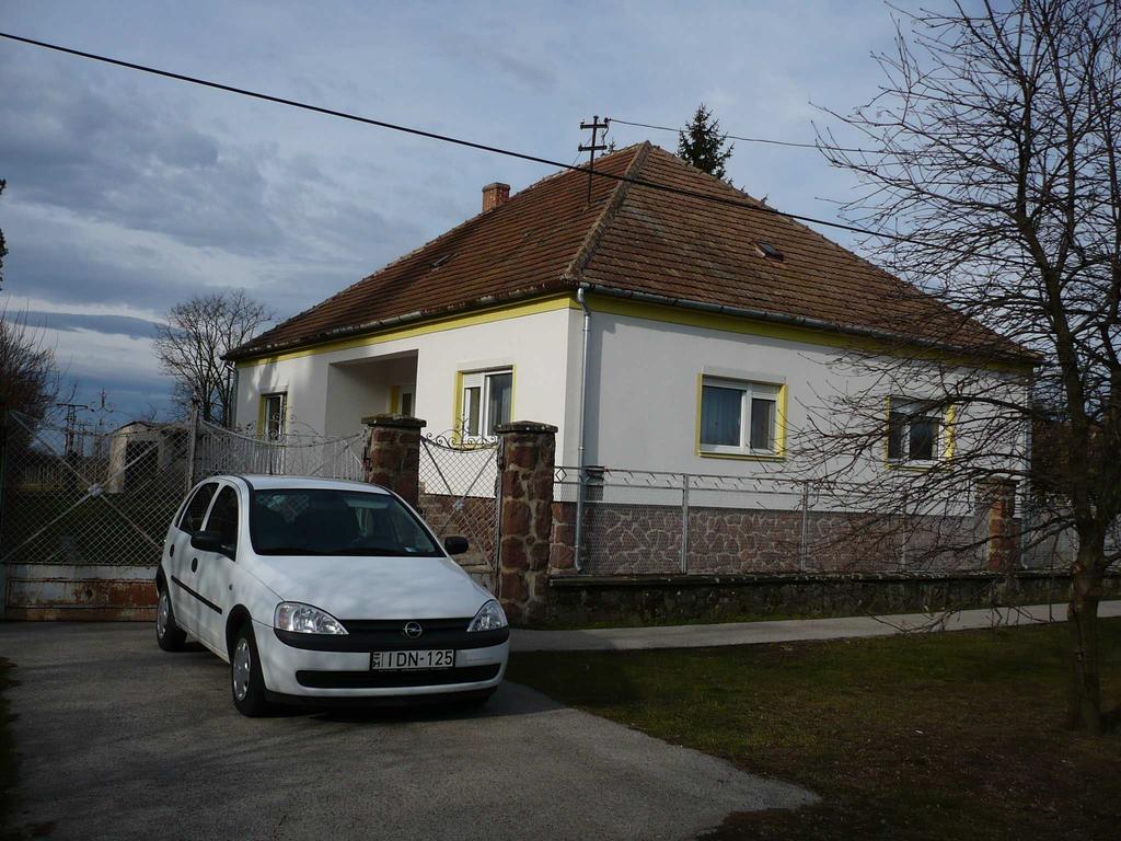 Gyülekezetünk 2009. évi zárszámadásának főbb bevételei egyházfenntartás adomány perselypénz kötelező off. Vadosfa 270.000 16.900 153.770 31.470 Gyóró 115.500 10.000 30.980 4.700 Kisfalud 496.000 6.