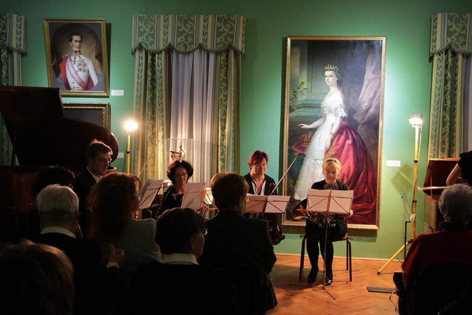 magyarországi Chopinkultuszt mutatta be a nagy lengyel komponista eredeti alkotásaival, valamint egy miskolci kötődésű és két magyar származású Chopin tanítvány kompozíciójával kísérve.