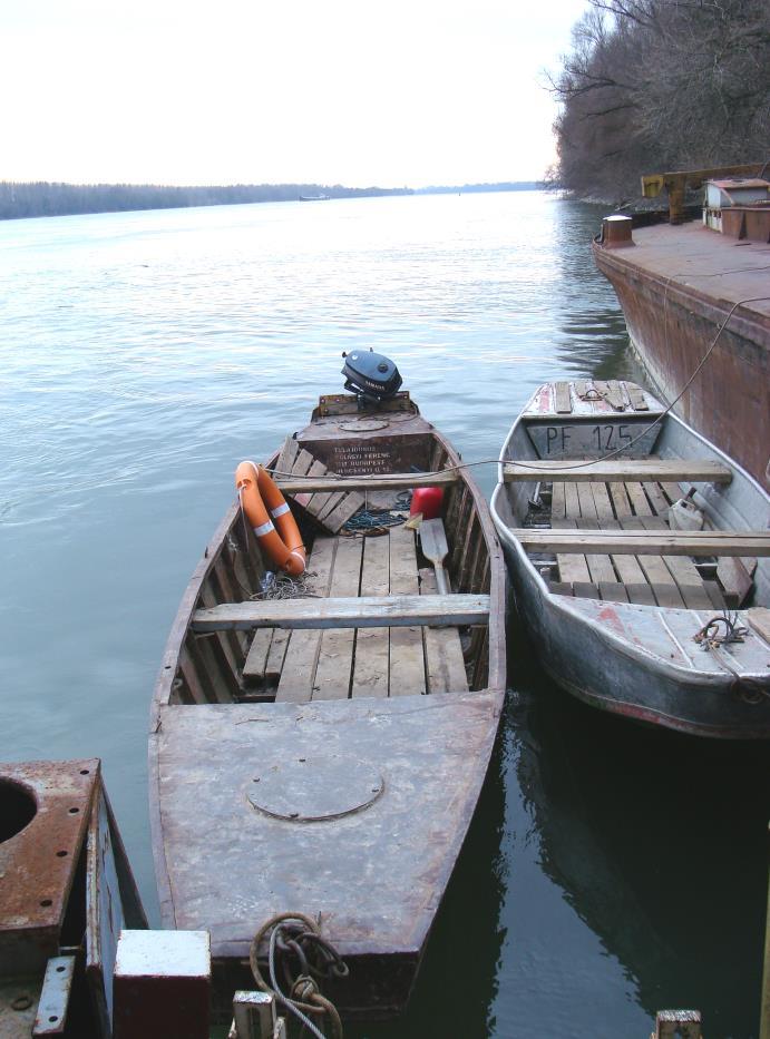 Az eset rövid áttekintése A Duna 1620,5 fkm térségében egy úszóművekből, és úszómunkagépekből álló hajóegység volt lekötve hajóúton kívül, a jobb part közvetlen közelében.