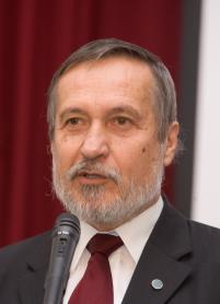 megemlékezést kívánt. Dr. Horváth Béla, a Főpolgármesteri Hivatal Városüzemeltetési Főosztályának vezetője Budapest hídjai közül a Duna-hidak és ezen belül is az Erzsébet híd jelentőségét ismertette.