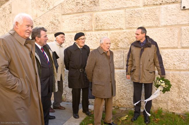 Emléktábla koszorúzás A tartalmas, érdekes előadások után emlékeztek meg Sávoly Pálról az Erzsébet híd főtervezőjéről.