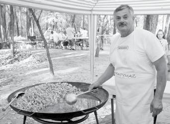 De előtte minden férfinak innia kell a korsómból! Simon Lajos és Ildikó is besegítettek a palacsintasütésbe.