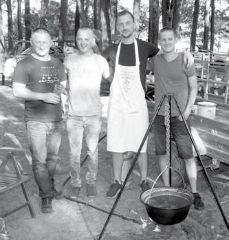 Benkő Sándorné kakaspörköltje Unokájával, Mészáros Milénával készítette (meg itt volt Tomika is, de ő lelépett a fotó elől).