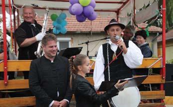 Úgy látom ráfér a biztatás a sok hűhó legényre, Hogy jobban ölelgessék a lányokat estére.
