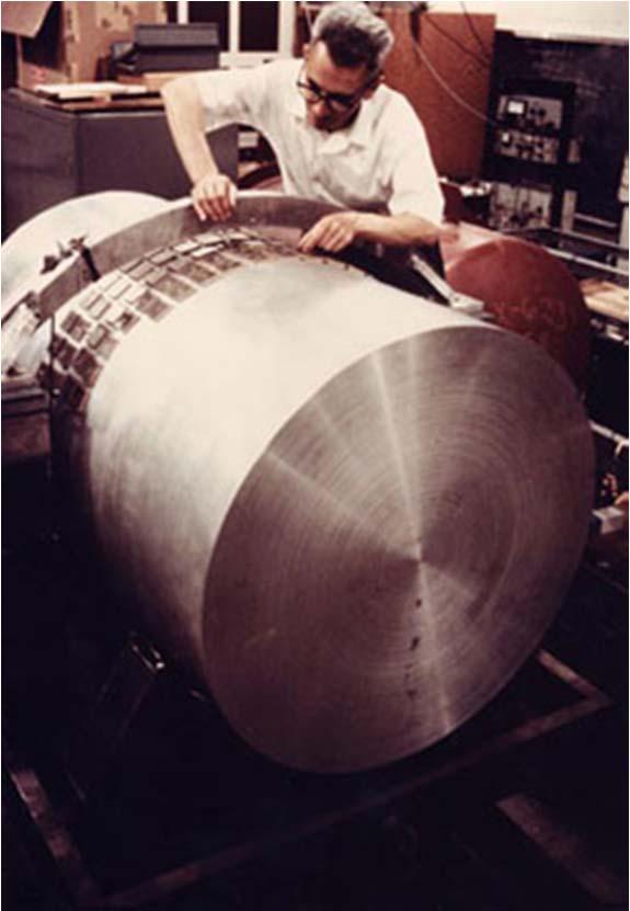 Joseph Weber eredményei Az antenna a róla elnevezett Weber-bar Kb. 2 méter hosszú és 1 méter átmérőjű alumíniumhenger, acélhuzalokra felfüggesztve, 1660 hertz rezonanciafrekvenciával, és kb.