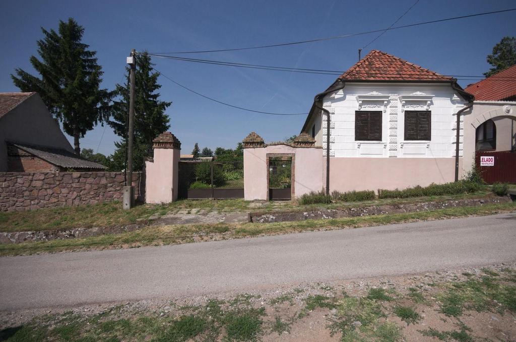 - az eredeti állapotát őrző lakóépület tömege - az utcai homlokzat, nyílásrend,