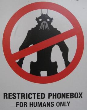lény) Restricted Phonebox for Humans Only csak emberi lények