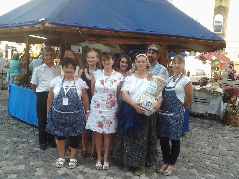 tányéralátétből, 1 db edényalátétből és egy ovális kenyérkosárból áll. Az ünnepélyes díjátadó augusztus 7-én a Duna Palota színháztermében volt, ahol az én pályamunkám is elismerésben részesült.