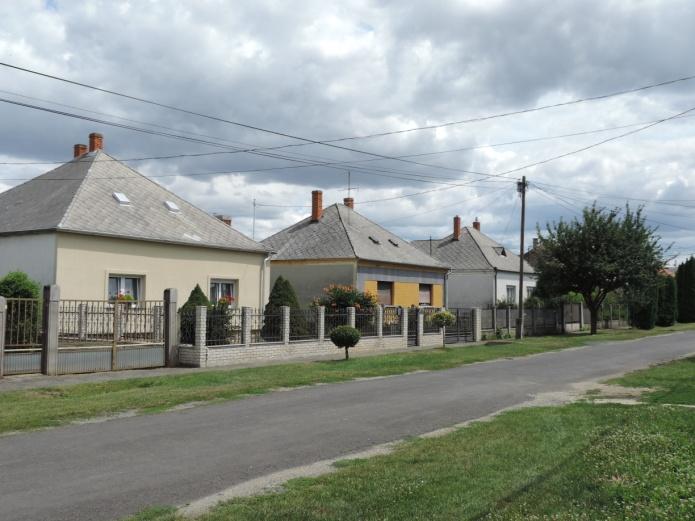 utcában jellemző tetőforma kialakítása.