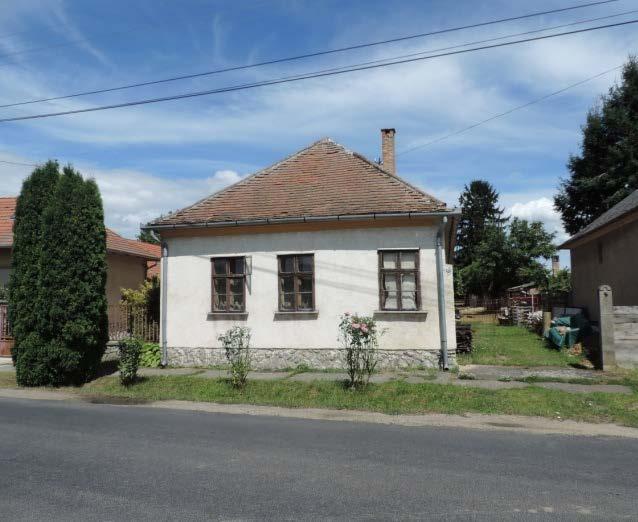 Az utcára merőleges gerincű nyeregtetős