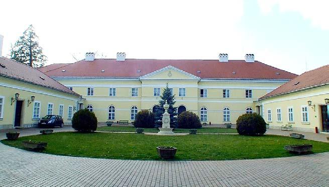 8 Szegedy-kastély A XVIII. században épült kastélyt 1824-ben klasszicista stílusban átalakították. Az 5 hektárnyi parkkal rendelkező épület dísztermében empire stílusú faliképek vannak.