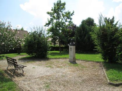 Chiovini emlékpark a Damjanich János utcát köti össze a Vasvári Pál utcával. A közpark szakember által tervezett.