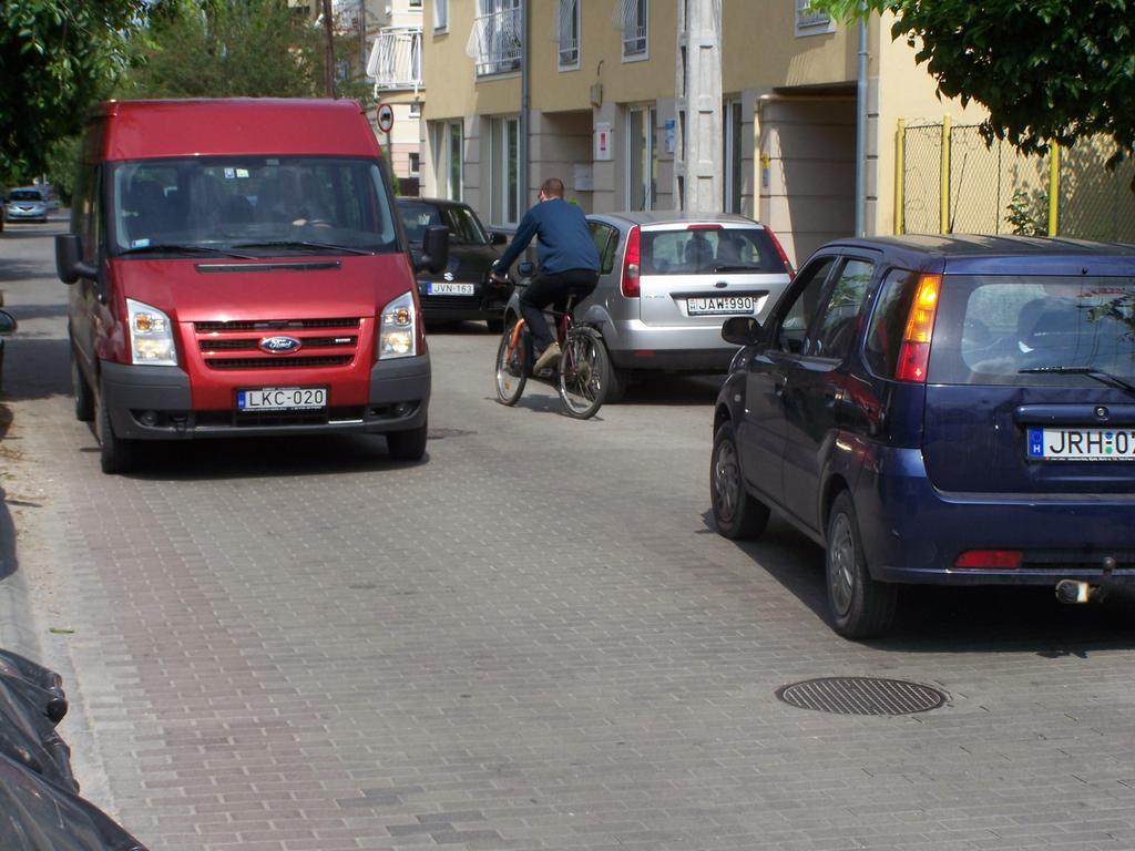 A kerékpáros közlekedés feltételének hiánya az Ady Endre utcában.