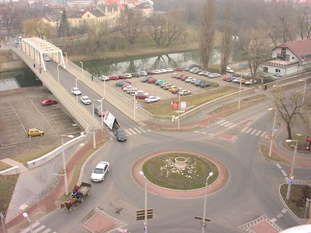 A Petőfi híd a kerékpáros hálózat része.