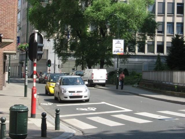Czuczor Gergely utca kétoldali egyirányú kerékpárút Külföldi példák a