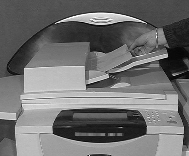 Internet fax küldése Az Internet fax választható szolgáltatás csak a WorkCentre Pro berendezésen áll rendelkezésre. További információért forduljon rendszeradminisztrátorához. 1!