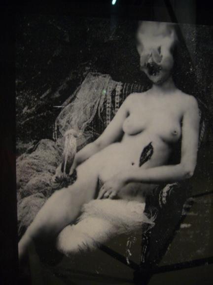 Fotó: David Lynch: Distorted Nudes (forrás: theenglishgroup.co.uk; thecatstreetgallery.com; pleasurephotoroom.wordpress.com; wallpaper.