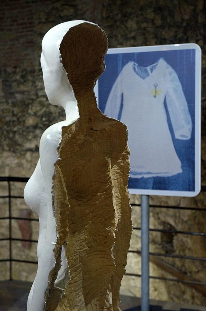 A másik szobor meglepő felülettel fogad, hogyha először közeledünk hozzá, azt gondolnánk, hogy folytonos, de amikor eljutunk elébe, látjuk, hogy lapokból áll a szobor, át lehet látni köztük.