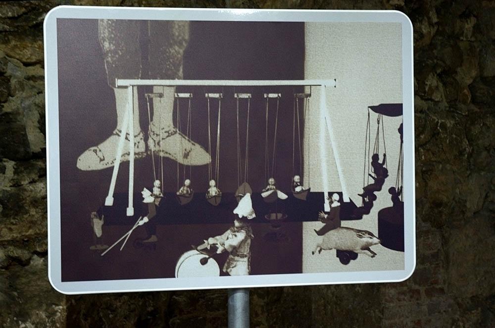 lábai jelennek meg, de mégis valahogy az egész lényével jelen van és meghatározza a képet, annak hangulatát. Játék és boldogság sejtelmei szövik át ezt a képet. Valami ilyesféle világban élünk.