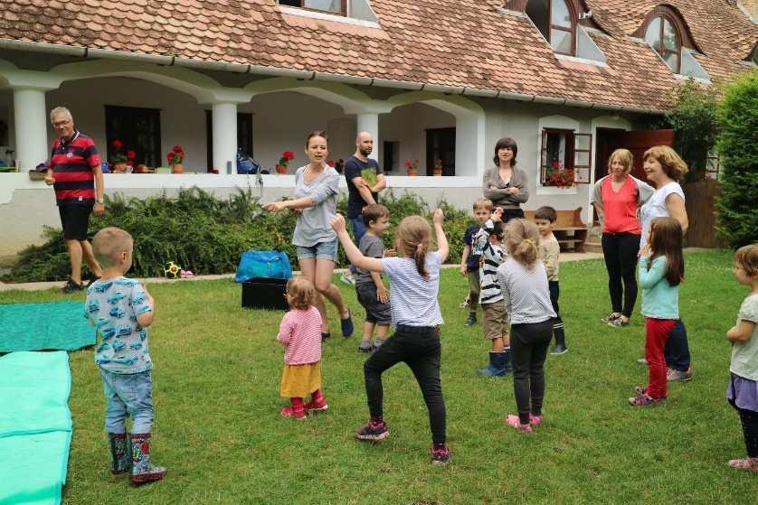 alakuljon ki a gyermekek, a gyermekek családtagjai és az óvodapedagógusok között. A készülődés, a tervezés, szervezés, a helyszín kiválasztása és a program összeállítása a szülőkkel közösen történik.