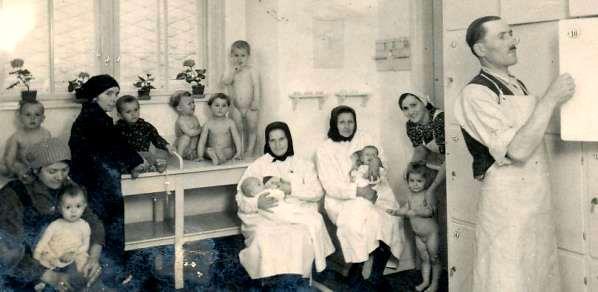 A kép 1938 körül készülhetett. 7 Csecsemőápolás 8 6 Simontornyai Vármúzeum - S. 81.4.371. 1-16.