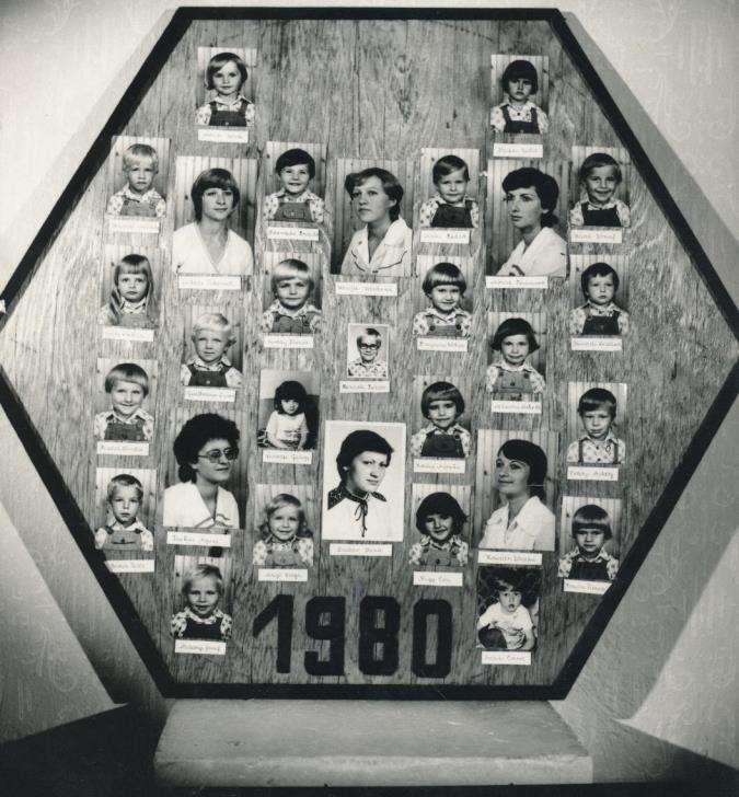 A bölcsőde első ballagási tablója 1980-ban. A képen függőleges sorokban 1. Takáczi Melinda, Szűcs Viktória (ma a Bölcsödei Dolgozók Demokratikus Szakszervezetének elnöke), Pásztor Nándor, Bodor Zsolt.