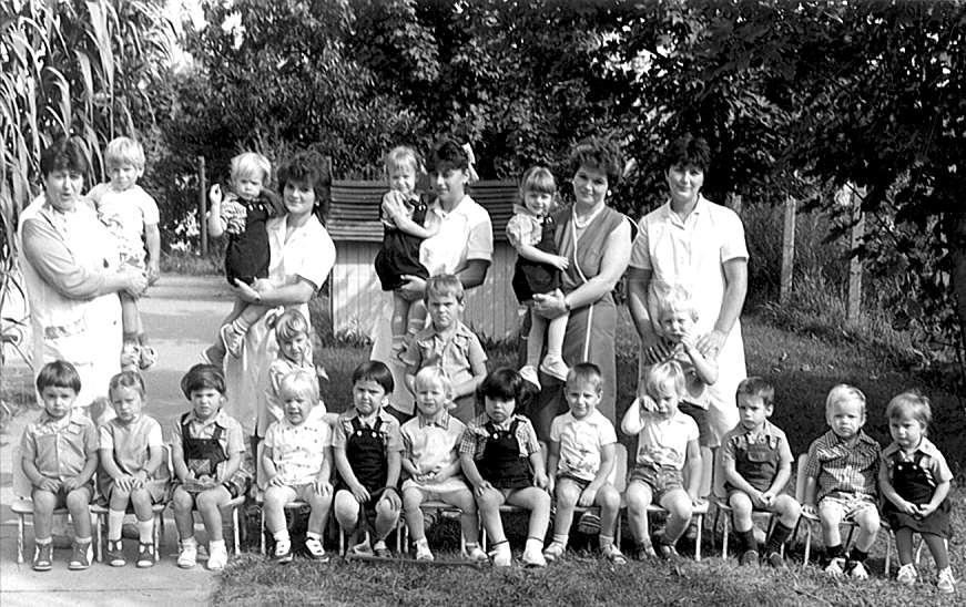 A fénykép 1987 tavaszán készült. A gyermekek ma már 30 év körüliek. 34 Felnőttek Mosolygó Sándorné,?,?,?, Szarvas F. Tiborné.